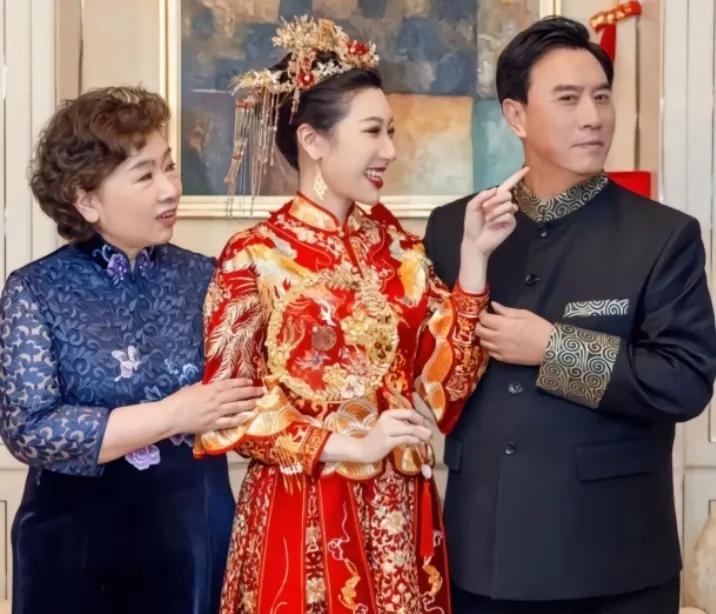 2022年，张山与妻子陈丽达送女儿出嫁时的一幕