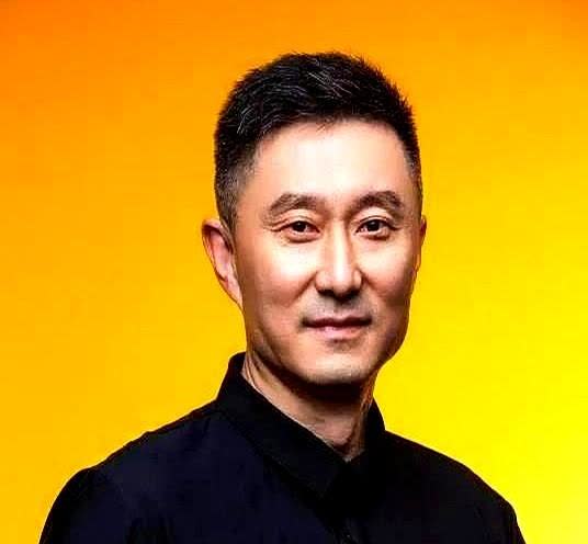 杜锋卸任总教练，根本不是因为累了。

新一代球员，已经不吃他那套铁腕治军了。