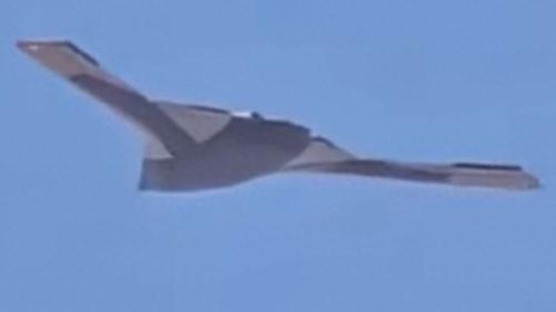 中国隐身战略轰炸机2027年问世？ 无人版轰-20首飞成功 神似B-21