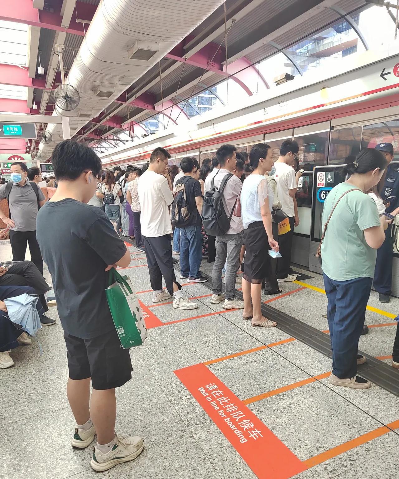 深圳地铁，淡淡的港风味，没有经常挤高峰期地铁的我，今天又来体验了一番，到了一些可