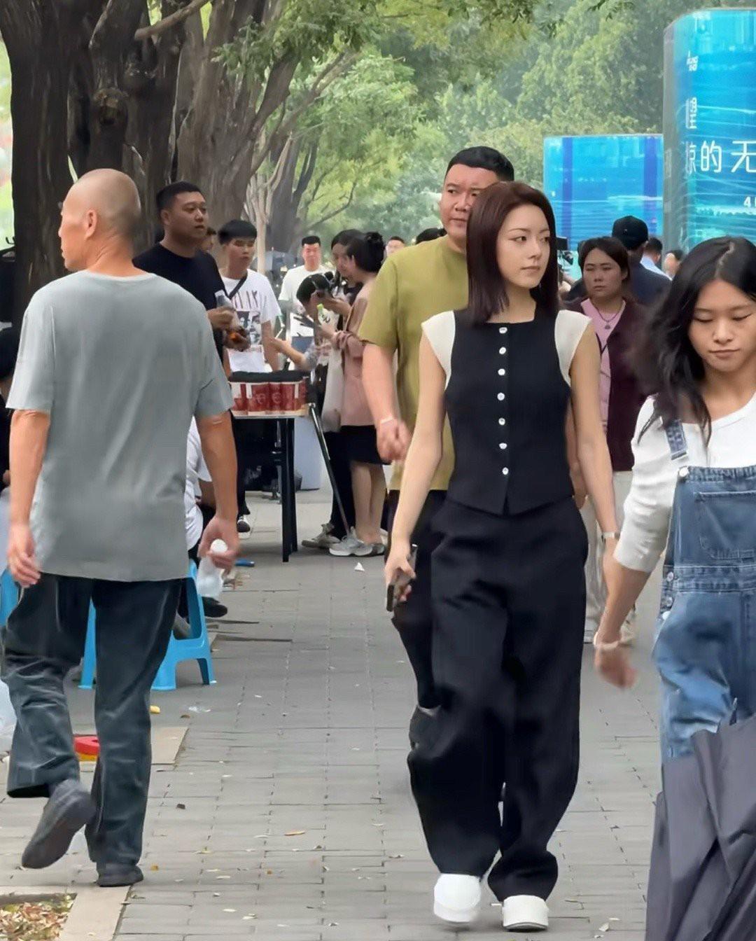 赵今麦路人下镜头生图原来长这样！
北京日默瓦活动现场，一身黑白拼接上衣配阔腿裤，