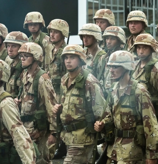 美国阅兵仪式上，美国士兵经过检阅台时候看向特朗普的表情被捕捉到了。这一刻，美国士