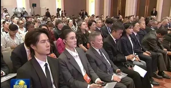 王一博好小子
刚从巴黎回来就给这么大个惊喜
和宋佳一起上央视了
参加全球文明对话