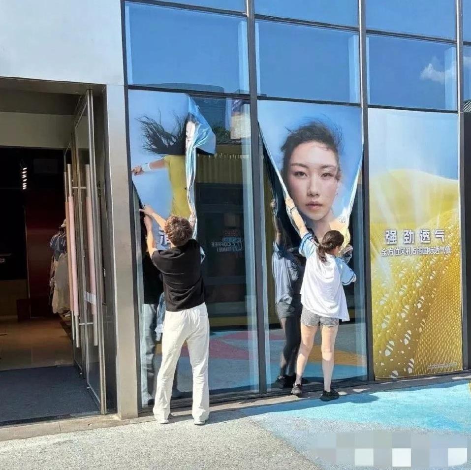 找她代言的公司也真是缺心眼，这种突然流量大增的“高级脸”的演员，鬼知道会翻出来什