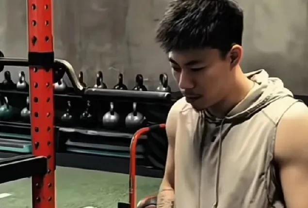 张镇麟在美康复训练，看样子状态还不错！
此前，张镇麟因旧伤复发，退出国家集训队，