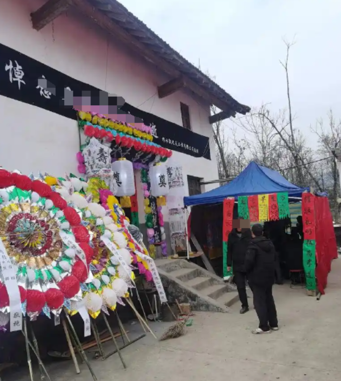 前几天，山西一90多岁的老人去世，他在外打工的3个儿子和1个女婿赶回家办理丧事，