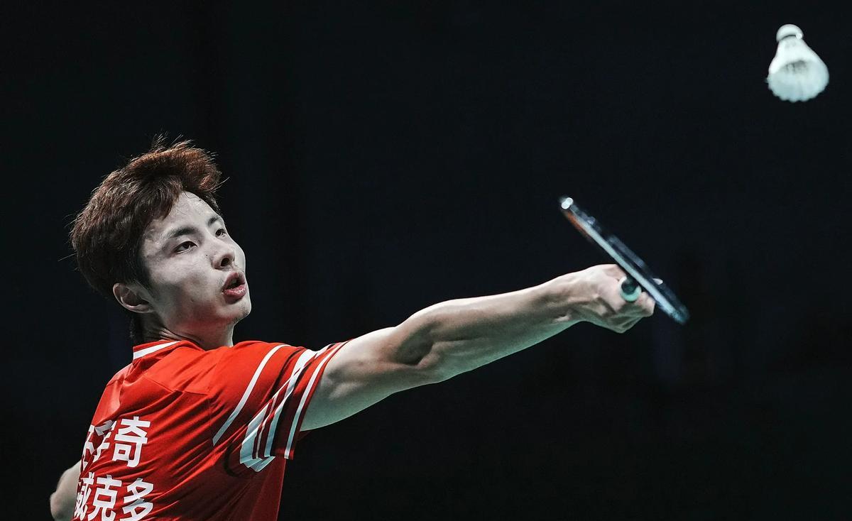 一年干下三个超级1000冠军，羽毛球真没见过
别人要跑的马拉松，石宇奇直接打车冲