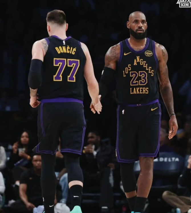 全明星投票来看，詹姆斯真的过气了。首发要是投不进去，基本落选全明星了
真不如今年