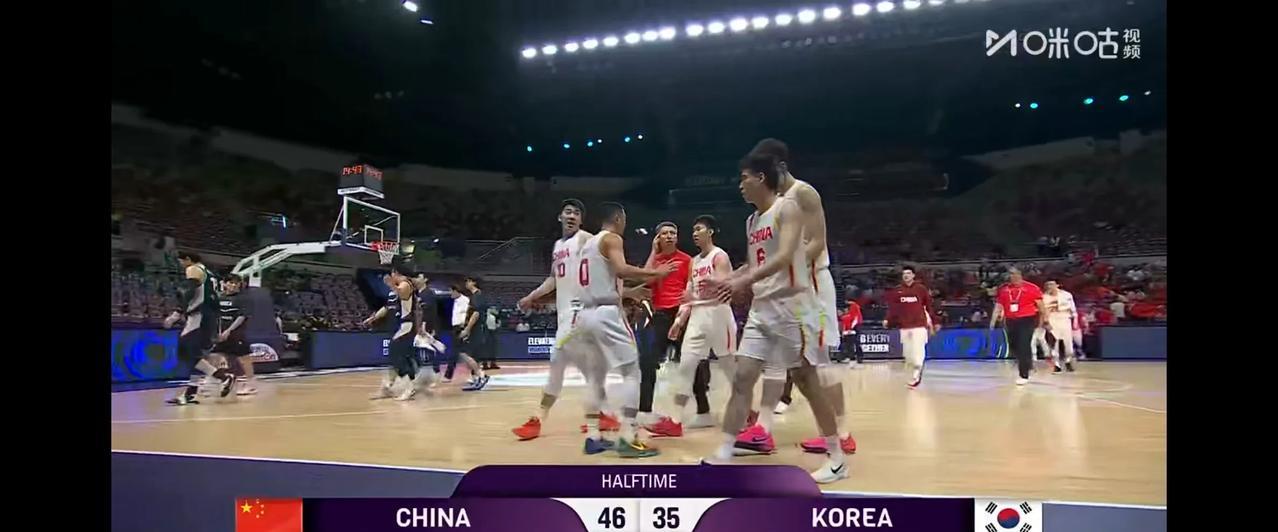 王俊杰15分领衔中国队攻击群，半场46:35领先韩国11分！
半场结束，韩国队三