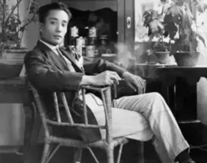 1930年，钱壮飞将一个颇有姿色的年轻女人带回家中，吩咐妻子“好好照顾”。妻子虽