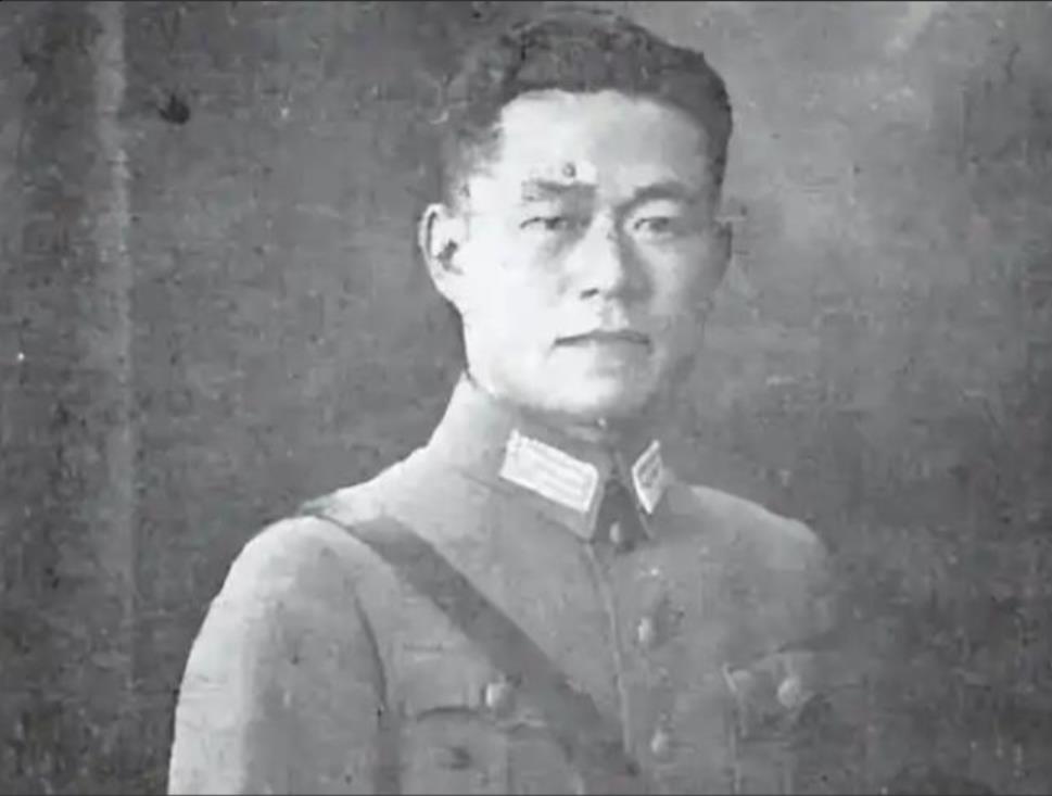 1949年，国军中将邱清泉战死沙场，他的妻子慌不择路，带着孩子们准备南逃台湾，结