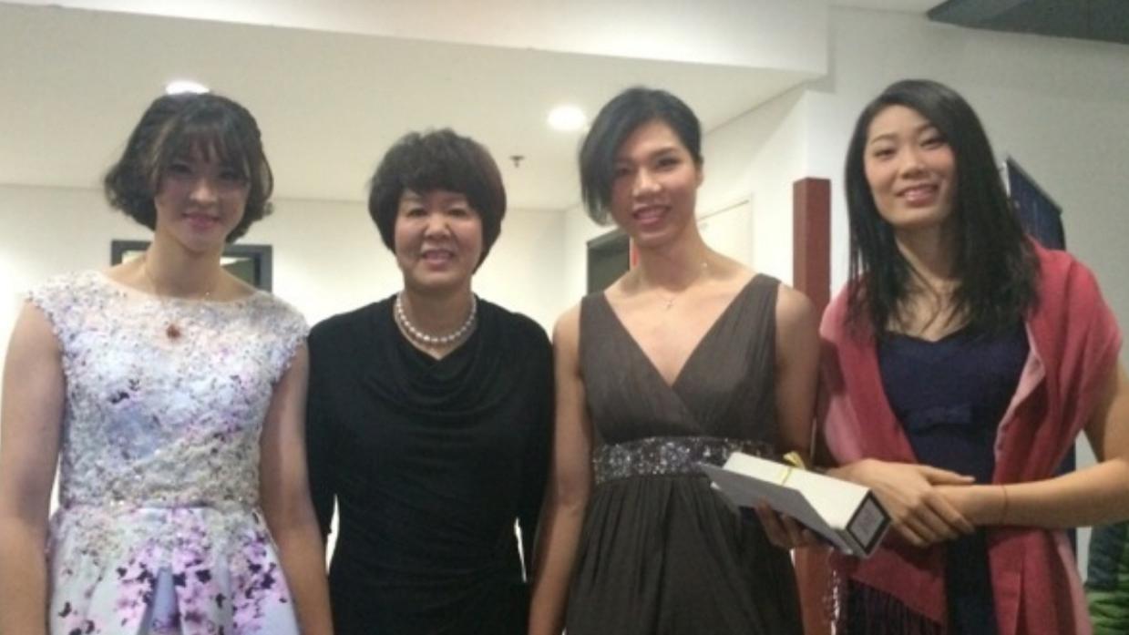 罕见的中国女排球员的私服合影：郎平大方得体，朱婷气质温婉如玉