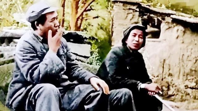 1947年，毛主席和江青的合影，注意看江青手上，好像夹着一支烟