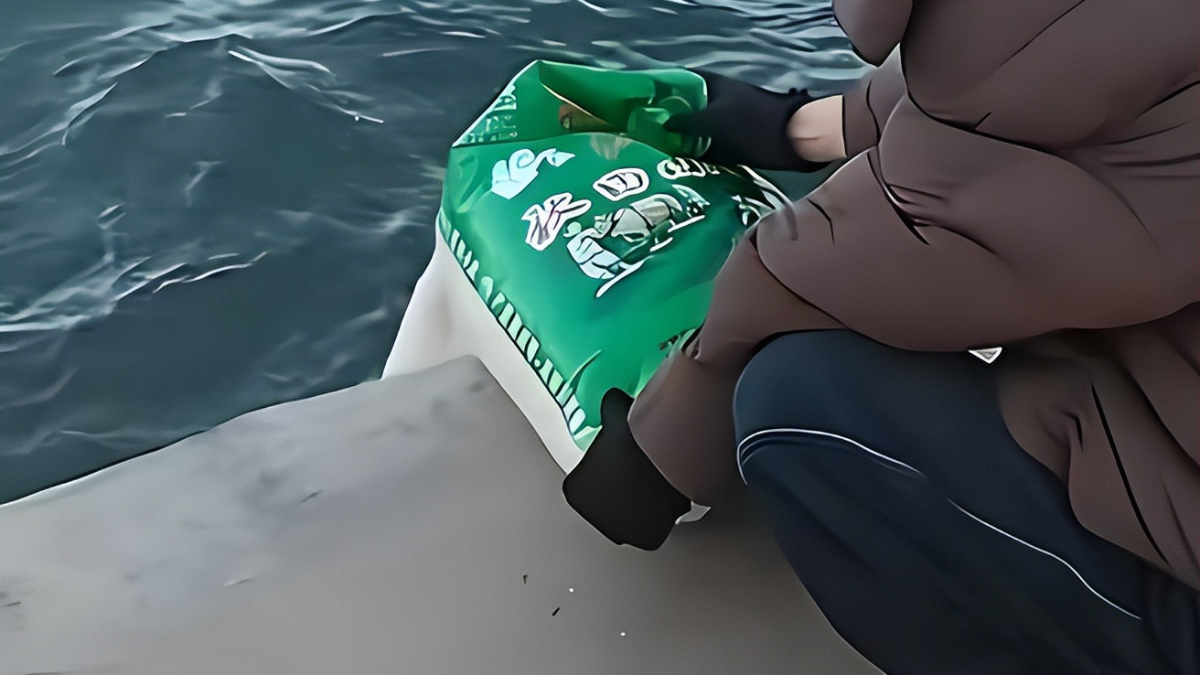 离谱！积德？葫芦岛有多人往海里“放生”大米！