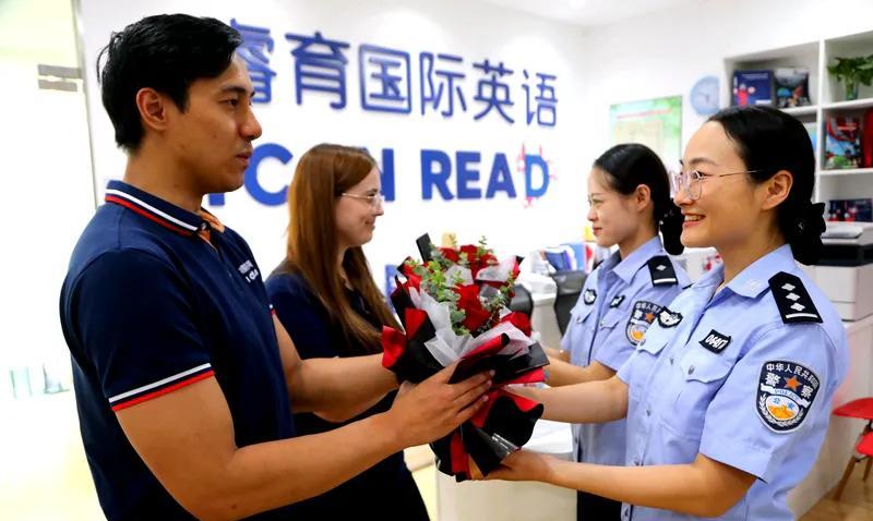 英语老师兼职教五年语文担班主任，孩子们的英语能力提升幅度较大，孩子们的语文成绩会