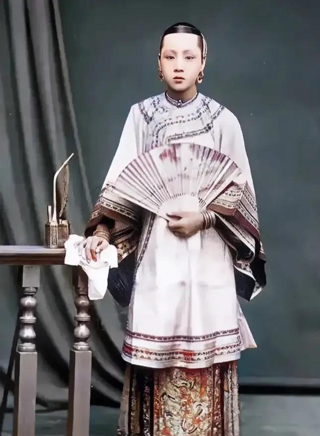 看看李鸿章的小妾冬梅吧！都说冬梅漂亮得倾国倾城！这是1892年她年轻时的一张留影
