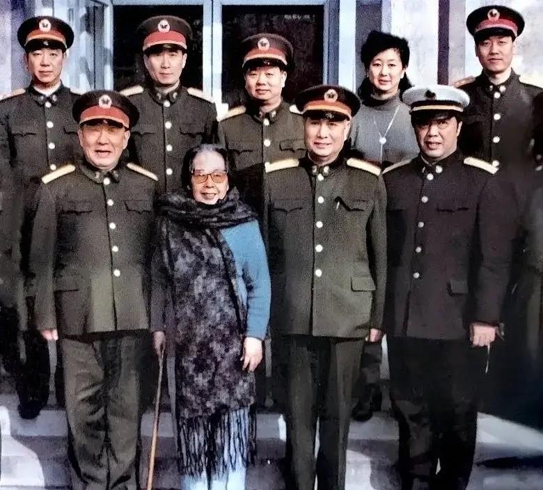 贺龙是元帅，儿子是中将，父子都是中国人民解放军的栋梁之才，军队的顶尖人才。
19