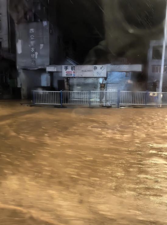 重庆大暴雨！7.9日。8日开始的大暴雨，袭击整个主城十几个小时。小区电梯进水。主