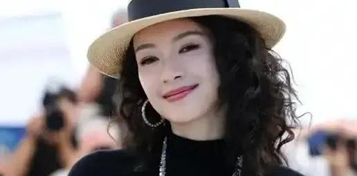 章子怡成了“输家”？这结论扎心却现实。
 
她曾用8年时间，把汪峰与葛荟婕的