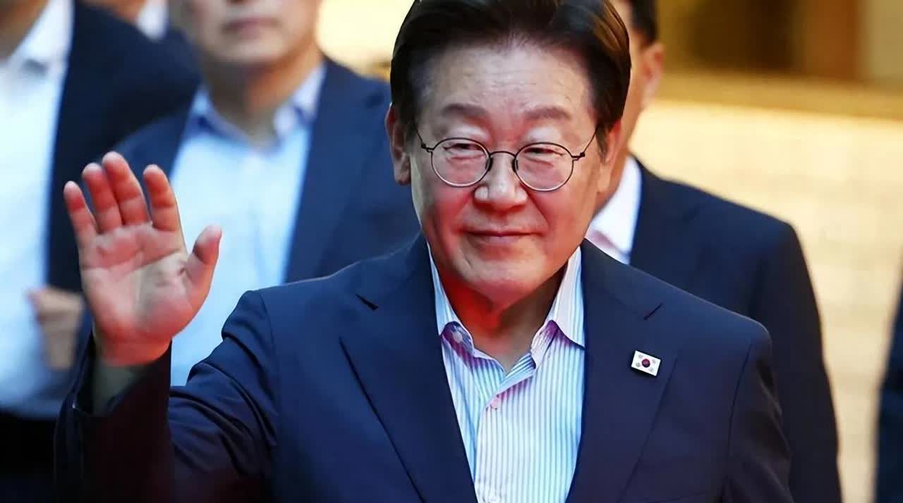 派代表团过来都没用，李在明怎么当上总统的，他自己心知肚明，摆在李在明面前只有两条