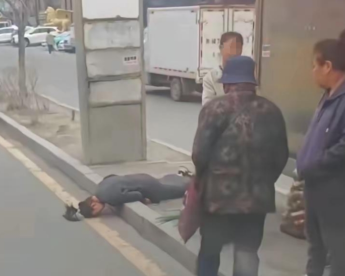 现在这个社会兜这么冷漠无情了吗，我在旁边看着也没办法打电话啊