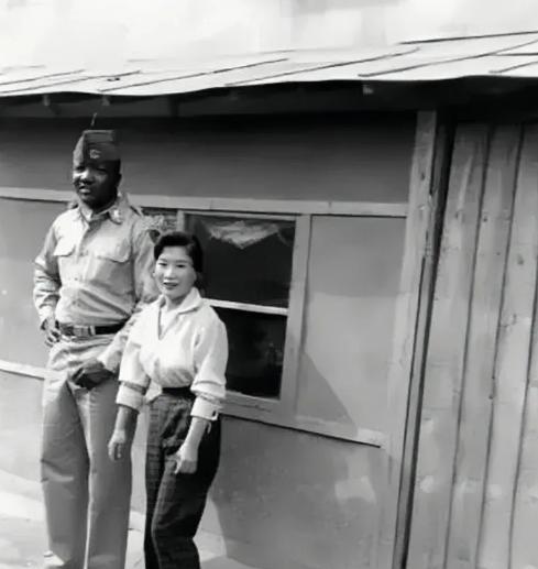 1953年，韩国汉城的一个民宅内，一个黑人美军，在接受了韩国女人的服务后，走出了