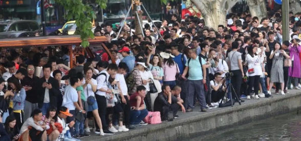 #建议春节假期取消调休#刚刚又看到这个话题，说是不建议放假9天！现在我们还是发展