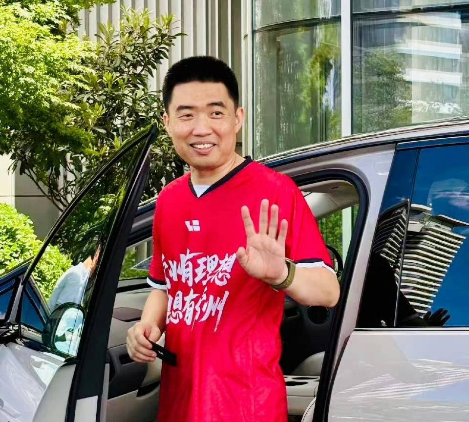 这个衣服是不是有点大了？[捂脸]
作为赞助商，李想本人穿上这件衣服，这算是满满了