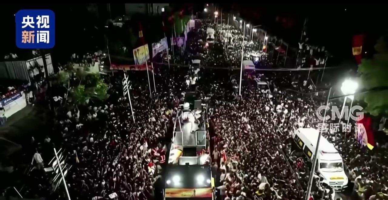 今天的最新报道，印度泰米尔纳德邦27日发生的踩踏事件已致39人死亡。
估计还要攀
