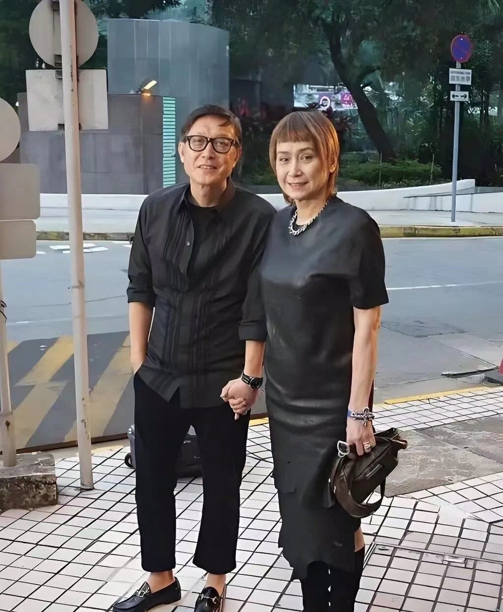 我的个妈呐！照片里的人是谁？老了，真的老了，叫人看得都移不开眼啊！我都要认不出来