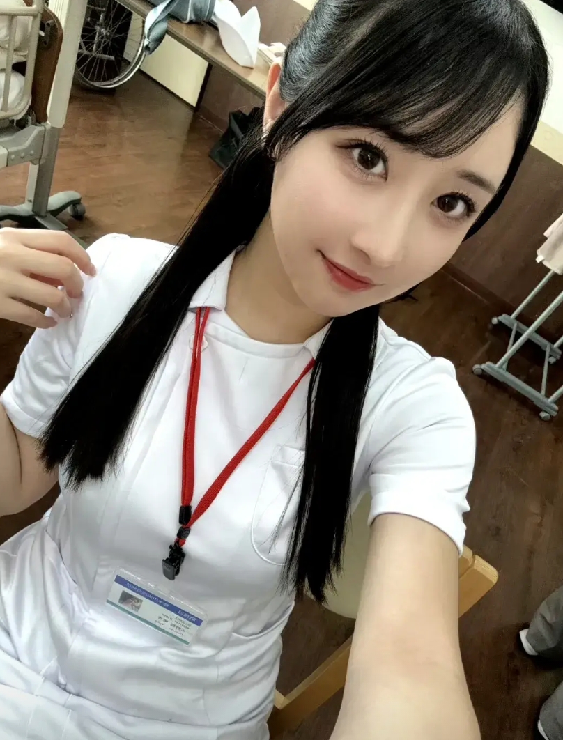 小野坂唯香
这是她出道一周年纪念日，是她闪耀旅程的重要里程碑。过去一年，她用甜美