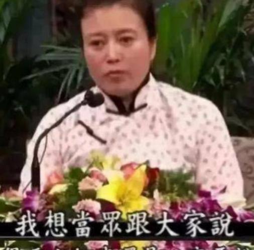 2002年的一个冬夜，北京某高档公寓的厨房里，油烟机轰鸣作响，锅里豆瓣酱炝锅的“