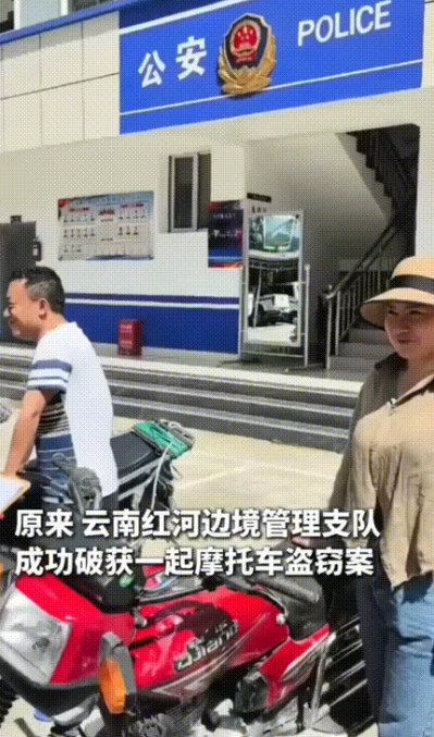 云南红河，废品站内两名身穿制服的民警在铁山上一寸一寸的用手扒拉着废品从白天到黑夜