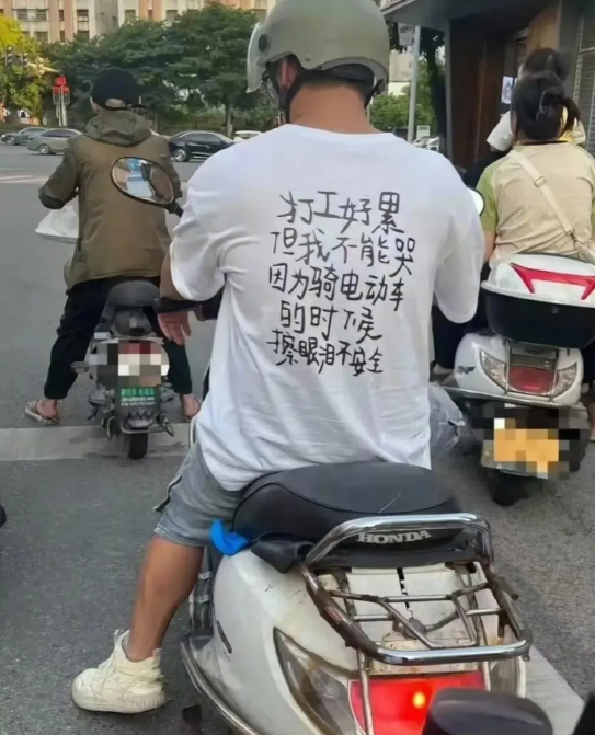再加上一句:我不能哭，一哭就看不清前面的路了[看]
