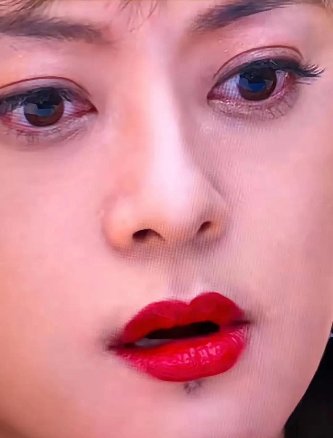 是谁这么过分，把孙俪的这颗唇下痣P上了毛毛，这也太恶心了。
现在好了，娘娘终于也
