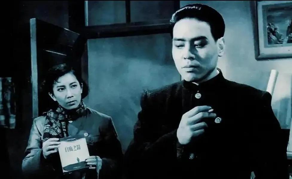 经典反特故事片《铁道卫士》里，代号99的王曼莉（叶琳琅饰）与代号303的顾调度接