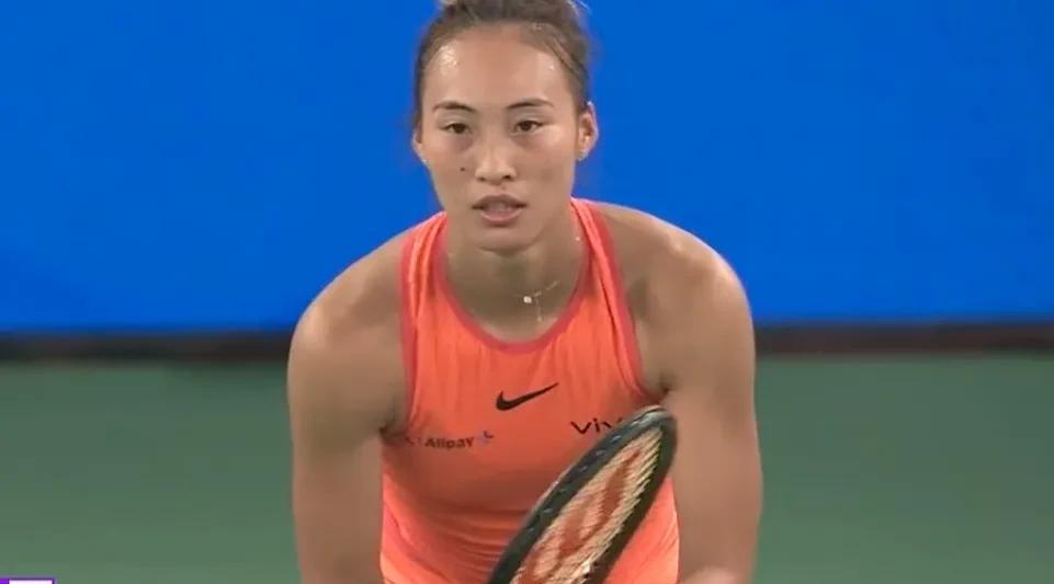 #郑钦文# 过程艰难结果挺好！2：0郑钦文七战萨巴伦卡终于红土翻山。
6:4，6