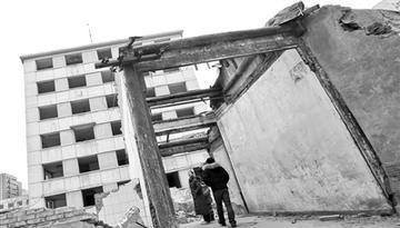 1953年，时任北京市副市长的吴晗，要拆除部分古建筑，遭到林徽因阻拦。他指着林徽