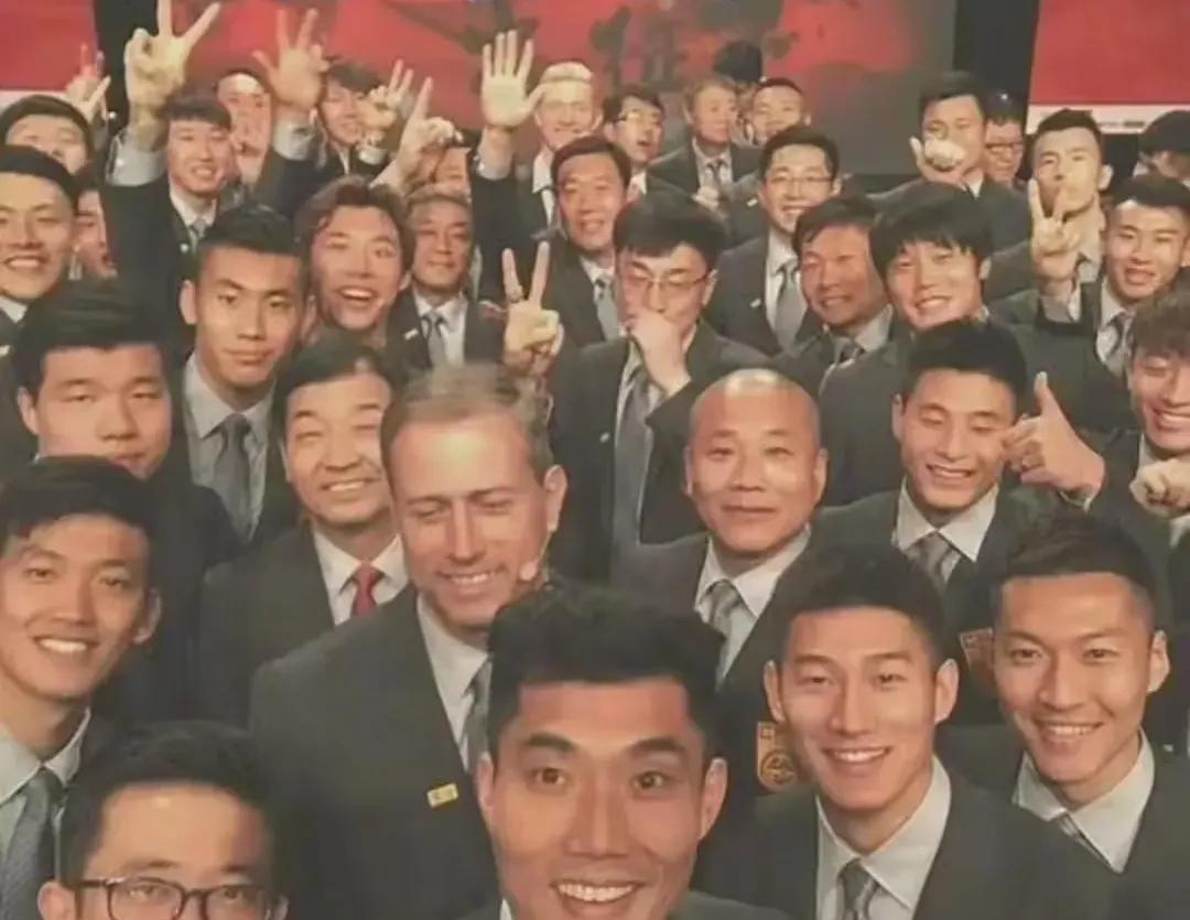 这张图片代表国足最后的荣光，没有之一！
可笑的是他们当年被唾弃到尘埃里，而现在看