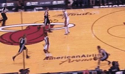 吉诺比利这穿裆传球球100%是蒙的！