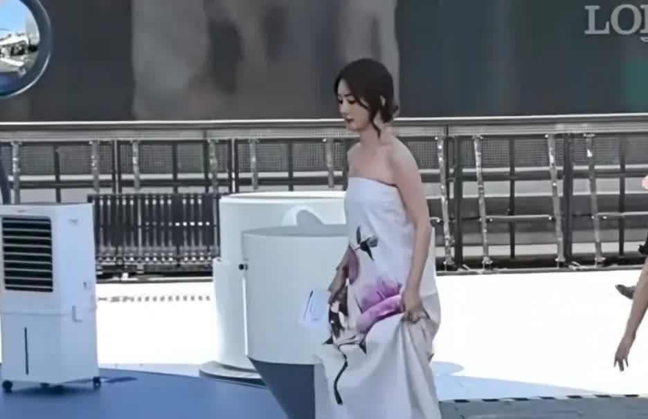 第一次对赵丽颖的美貌有了实感！
赵丽颖去成都参加活动，36度的高温，并没有让她