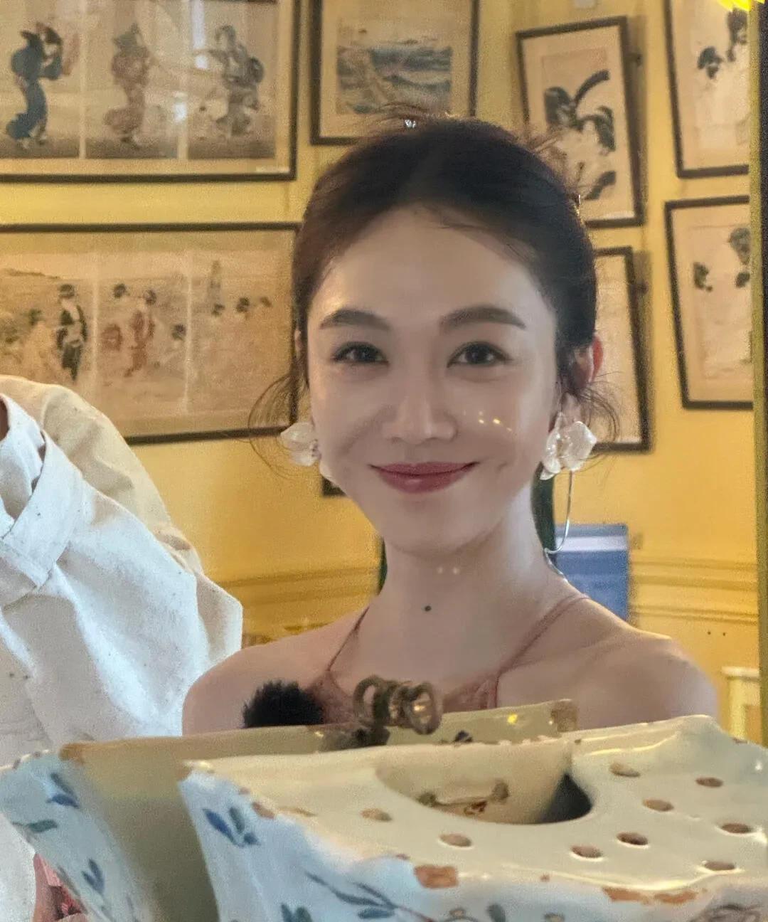 《中餐厅8》里姜妍这张脸也太周正了！五官对称得让人羡慕，连卧蚕都长得刚好，看着就