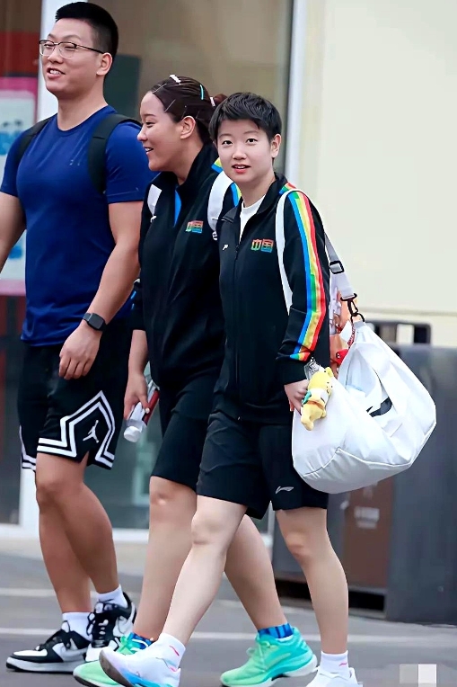 这绝对是纯天然的莎莎！

虽然莎莎个子不高，颜值也算不上惊艳，但莎莎五官精致，眉