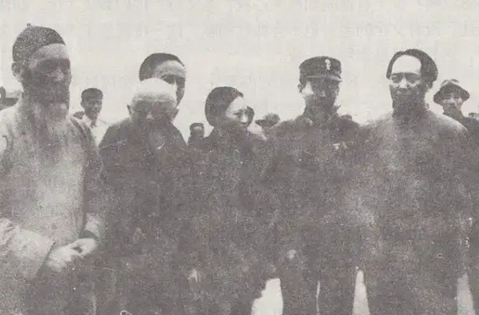1945年，重庆谈判前夕，李克农还没找到适合担任毛主席警卫的人，于是便询问主席：