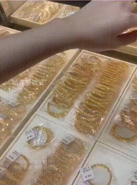 金链子设计新颖，缠绕在女生的手上，含金量估计不太高！