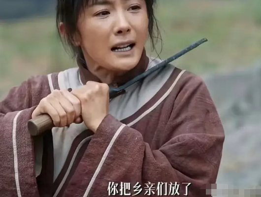 《生万物》太假了，绣绣只身入匪穴，勇救乡亲。
如果不是大脚突然回来，
挟持了匪首
