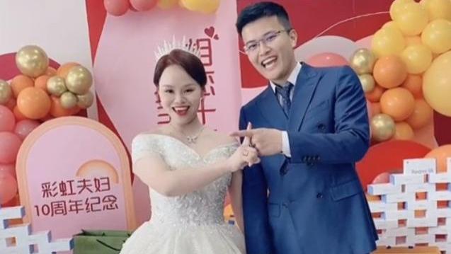 千万级网红彩虹夫妇暂别直播间 超千场直播背后的身心负荷与职业思索