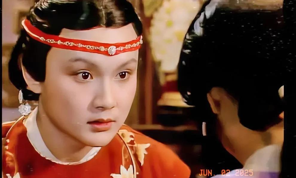 贾宝玉是荣国府贾政与王夫人的次子，衔玉而生。
宝玉从小娇生惯养，他游于温柔富贵乡