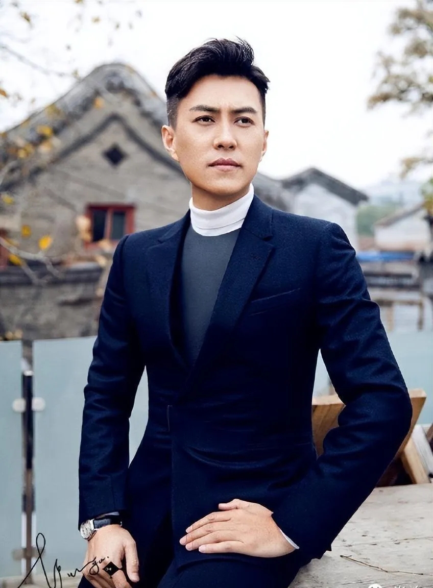 太离谱了！北京胡同口，亲兄妹居然在父亲棺材前为两根金条扯头发，那场面，简直让人三