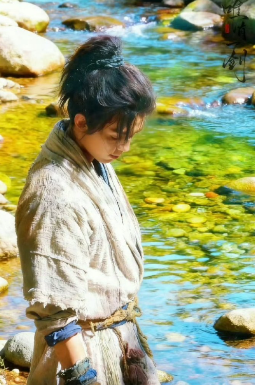 坐等吴磊陈平安！射箭路透里他凝神握弓，身姿飒爽不拖沓，眉眼间的坚韧与澄澈，精准复